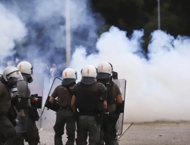 Στο στόχαστρο των κουκουλοφόρων και πάλι τα ΜΑΤ- Βγήκαν από το Πολυτεχνείο και επιτέθηκαν με μολότοφ